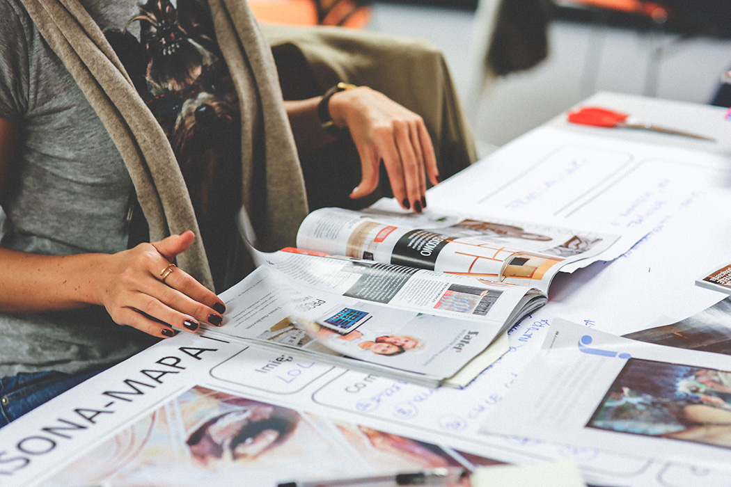 Frau die durch ein Magazin blättert.