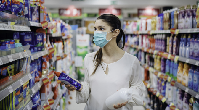 Frau kauf während Corona-Pandemie Putz- und Waschmittel
