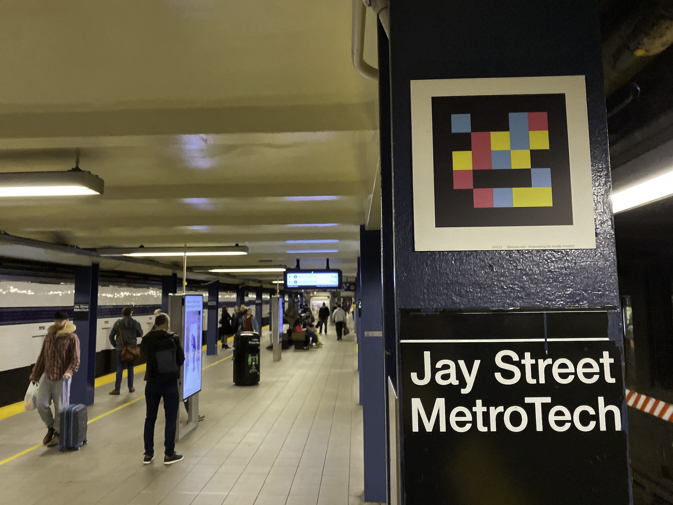 Navilens Codes in der New Yorker U-Bahn (Foto: NaviLens)