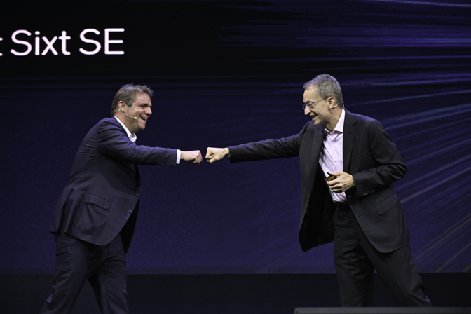 Alexander Sixt, Co-CEO con Sixt (links), und Pat Gelsinger, CEO von Intel, während der Keynote auf der IAA Mobility in München.