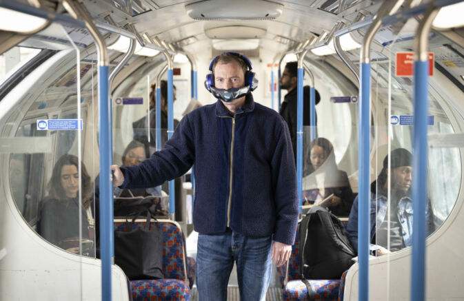 Kopfhörer-Dyson_Zone-Mann-in-U-Bahn