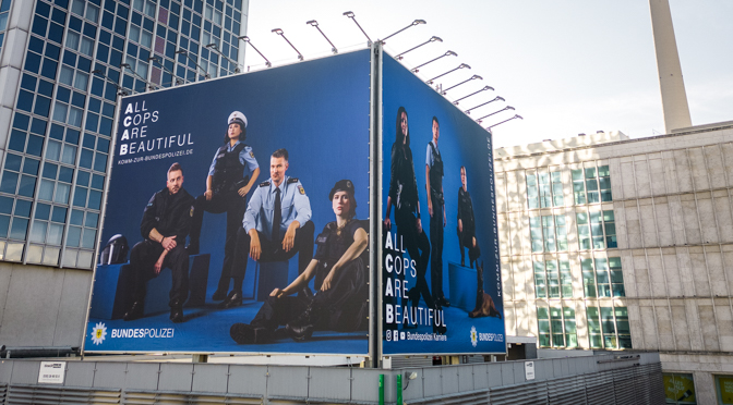 Das Plakat der "All cops are beautiful"-Kampagne am Alexanderplatz. Bild: Bundespolizei.