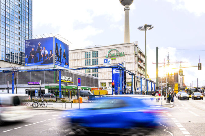 Das Plakat der "All cops are beautiful"-Kampagne am Alexanderplatz. Bild: Bundespolizei.