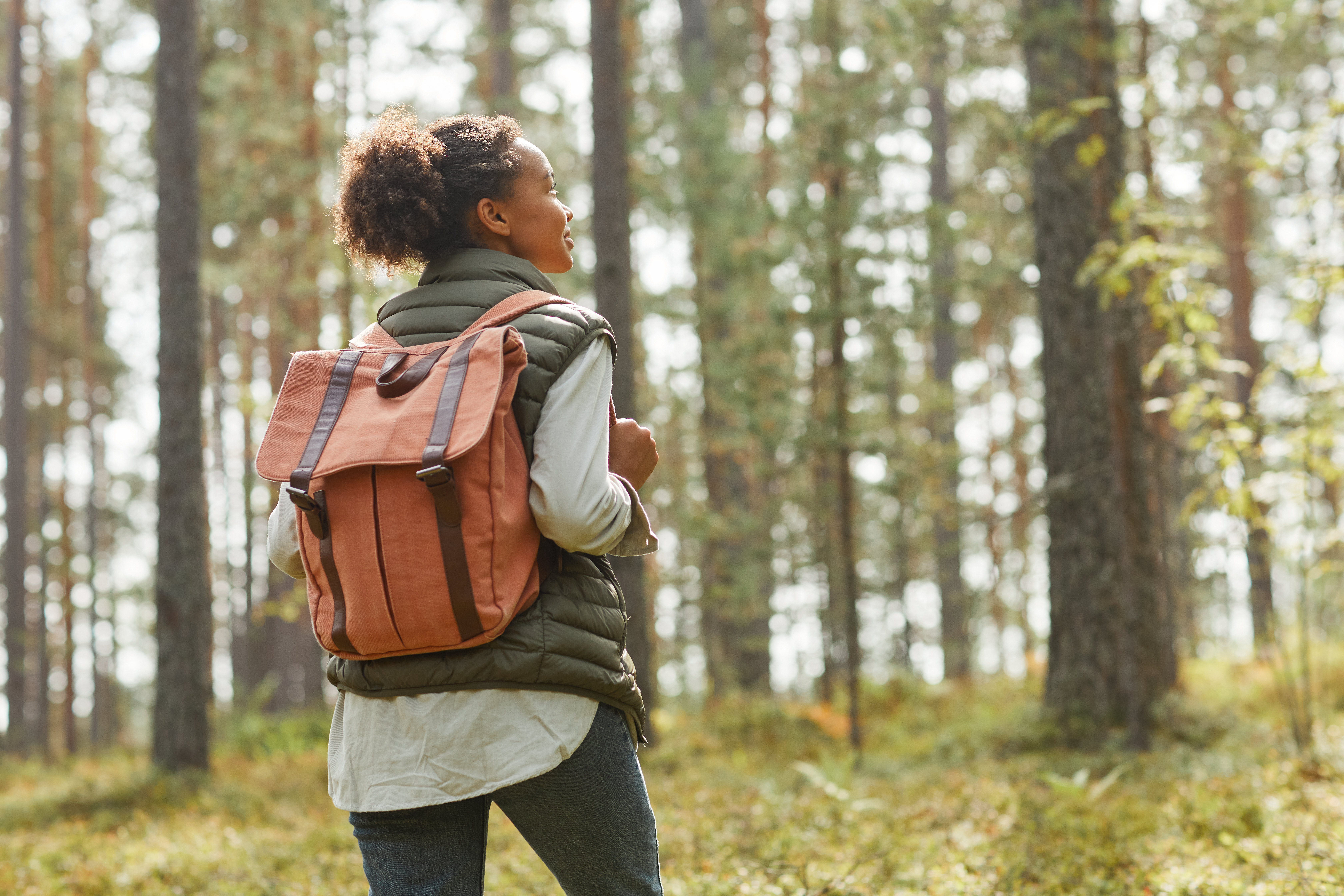 Symbolbild einer Wanderin in der Natur, das für Verantwortung der GIM als Marktforschungsinstituts steht.