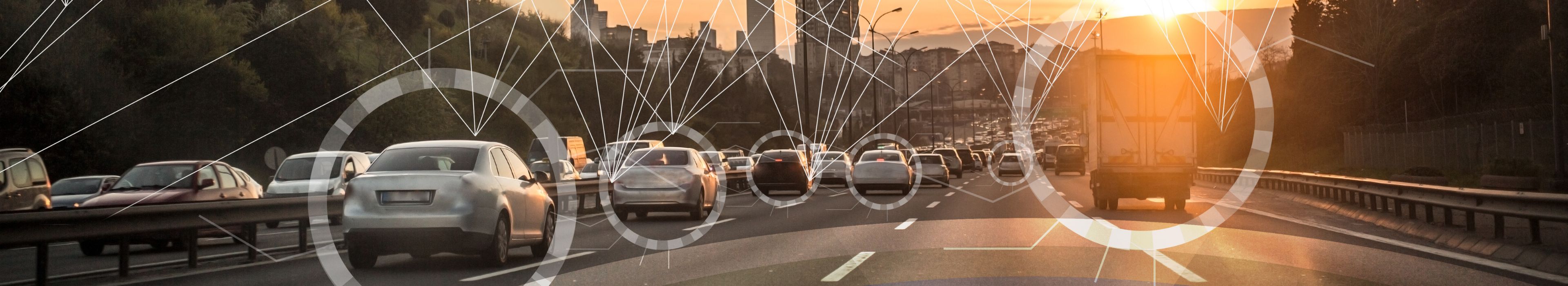 Mehrspurige Straße mit verschiedenen Autos, die grafisch umkreist sind und für Marktforschung in der Automobilindustrie stehen.