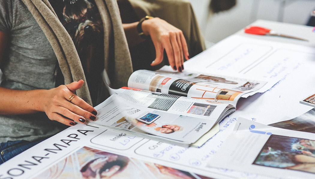 Print ist nicht tot, sondern selektiv wirksam: Warum Magazine 2026 als „Attention Safe Space“ Relevanz gewinnen