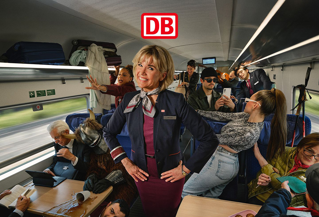 DB Mitarbeiterin Anke Engelke im Zug