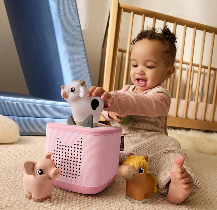 Baby legt eine Tonie auf die Toniebox.