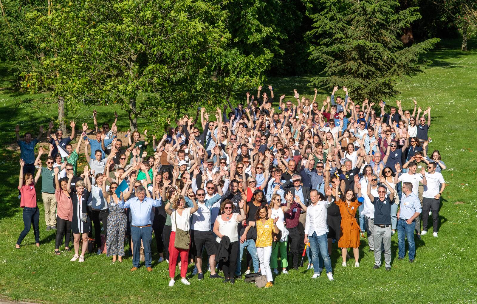 Viele Personen des GIM Teams auf einer Wiese.