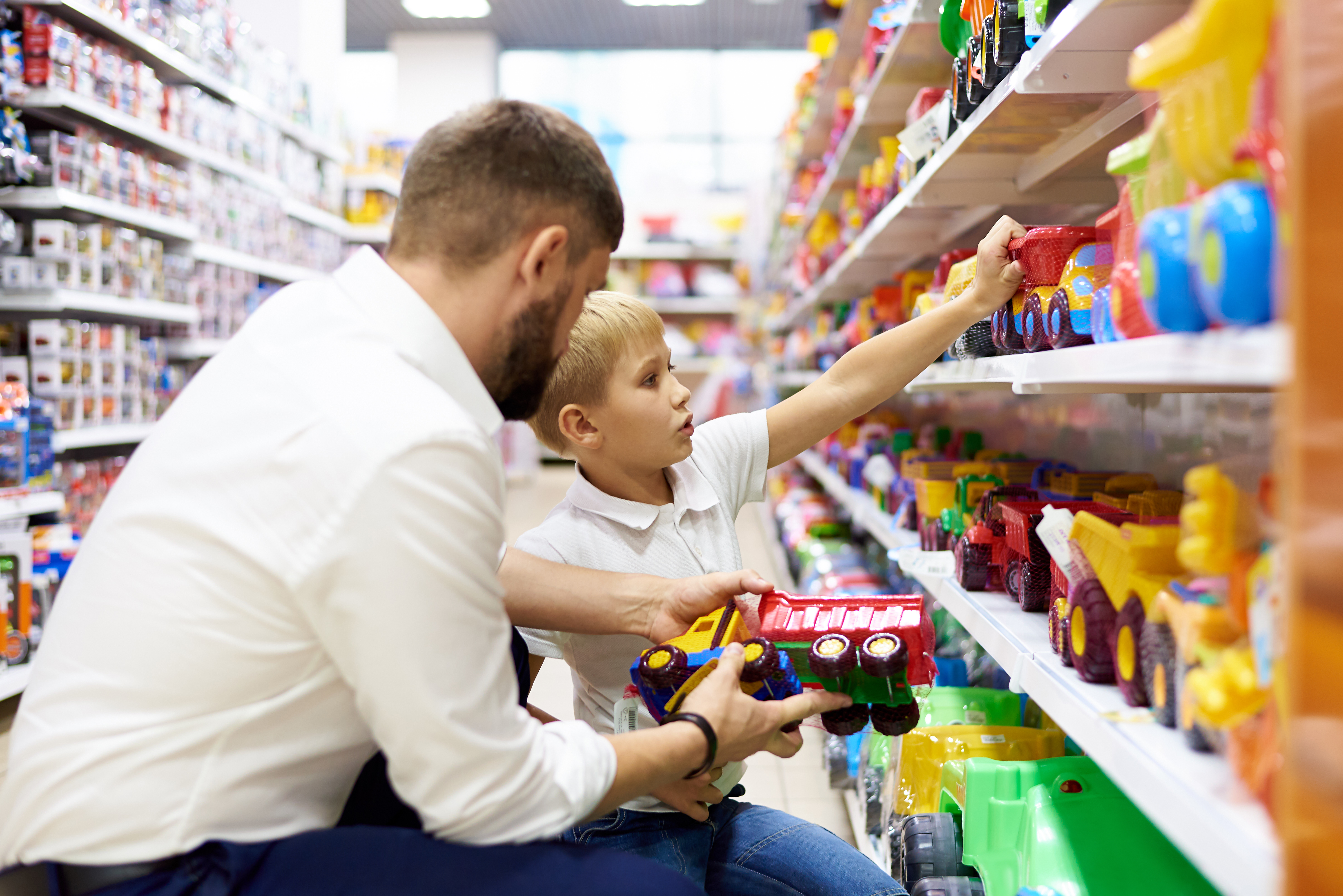 Vater und Kind im Supermarkt beim Einkaufen
