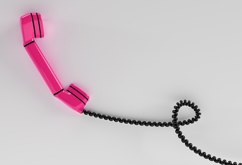 Pinkes Telefon mit schwarzem Kabel