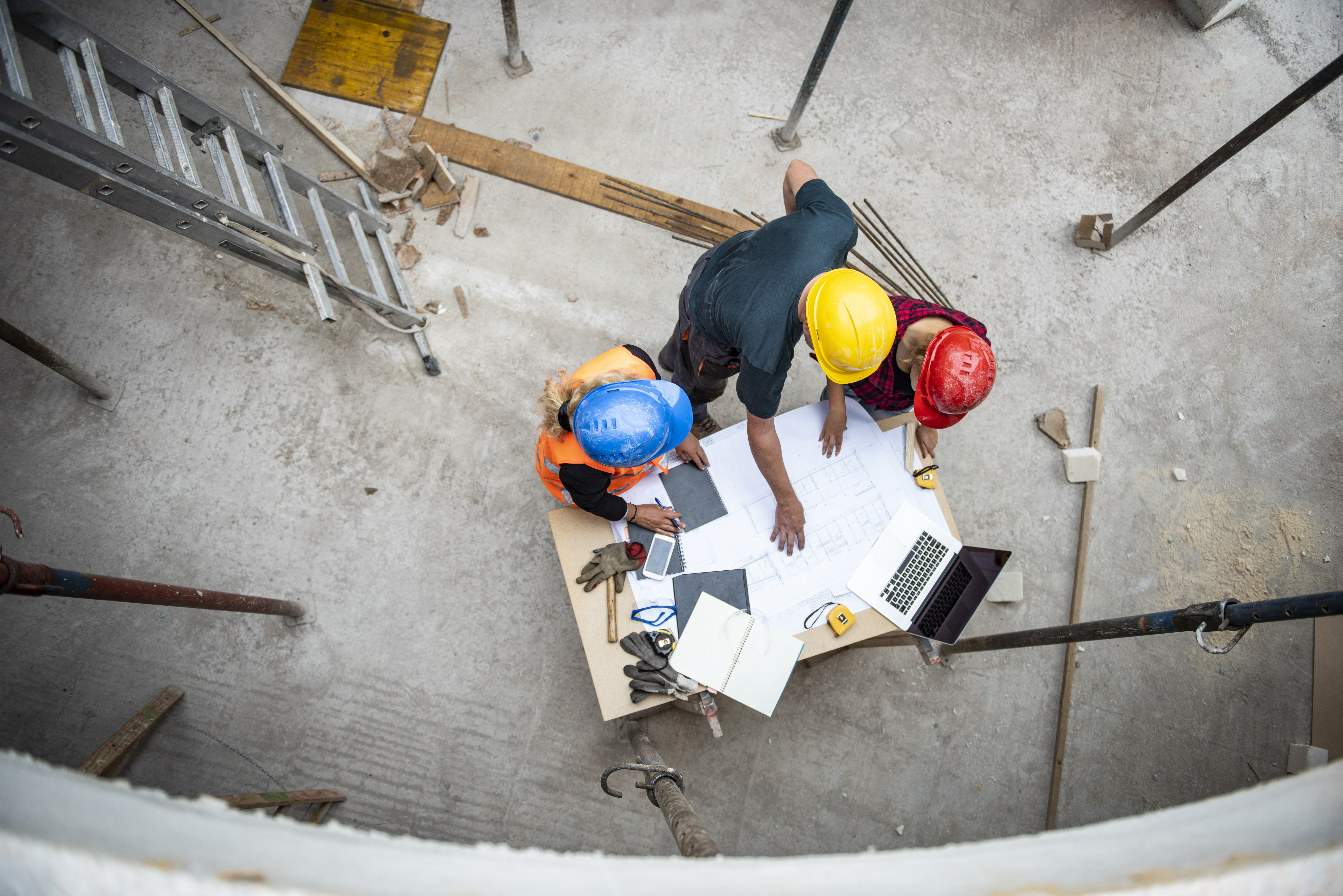 Handwerker, die auf einer Baustelle arbeiten. 