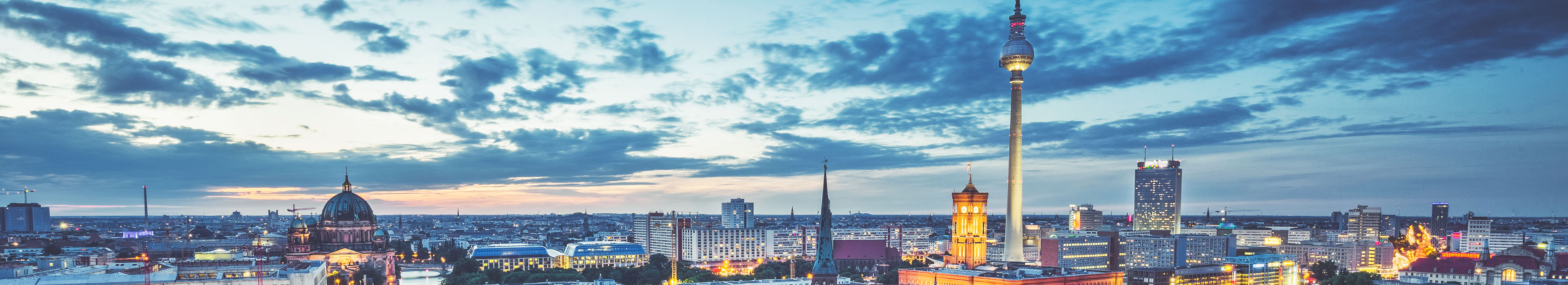 Panorama der Stadt Berlin in der Dämmerung.
