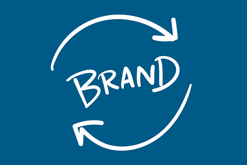Schriftzug "BRAND" mit zwei darum kreisförmig angeordneten Pfeilen