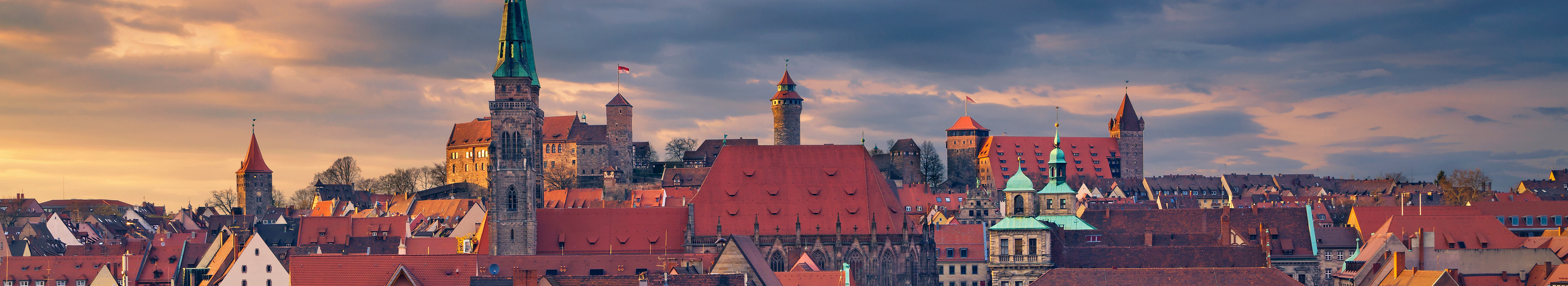 Panorama von Nürnberg in der Dämmerung.