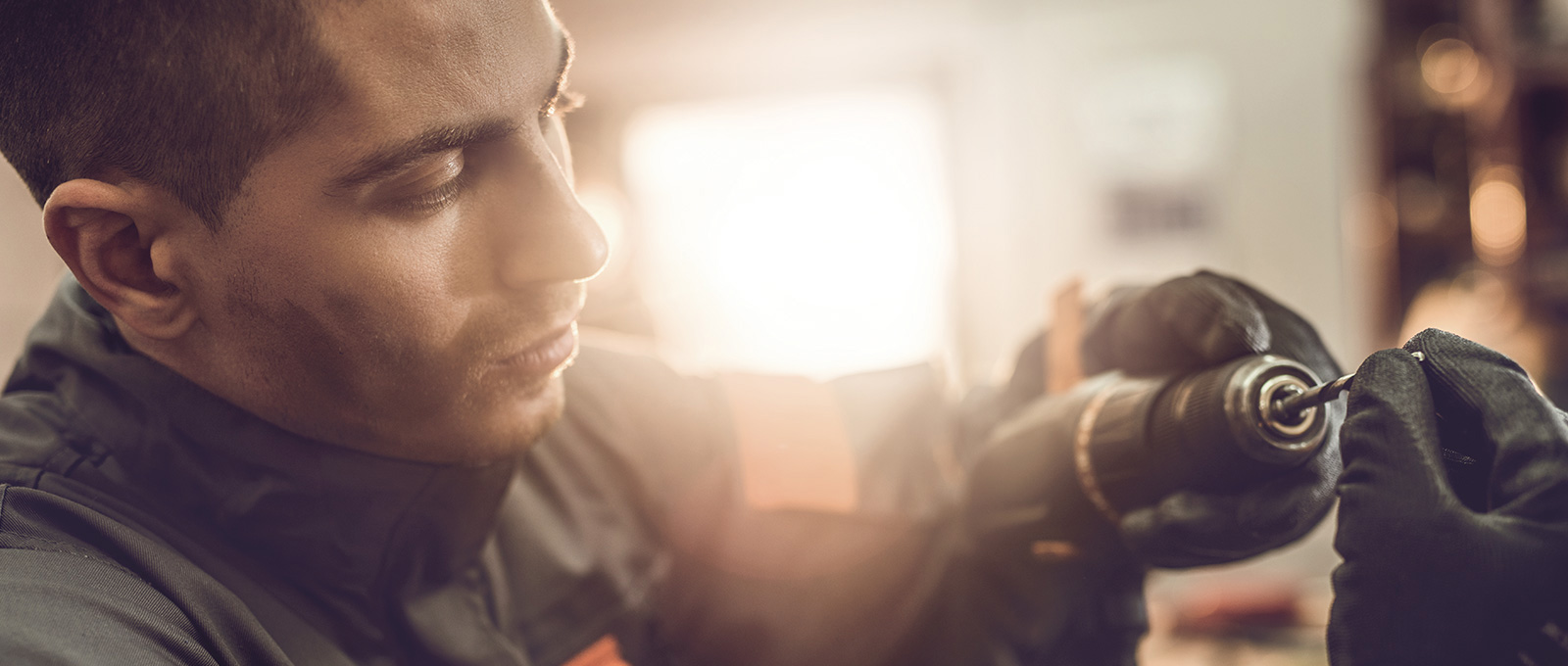 Handwerker mit Bohrmaschine