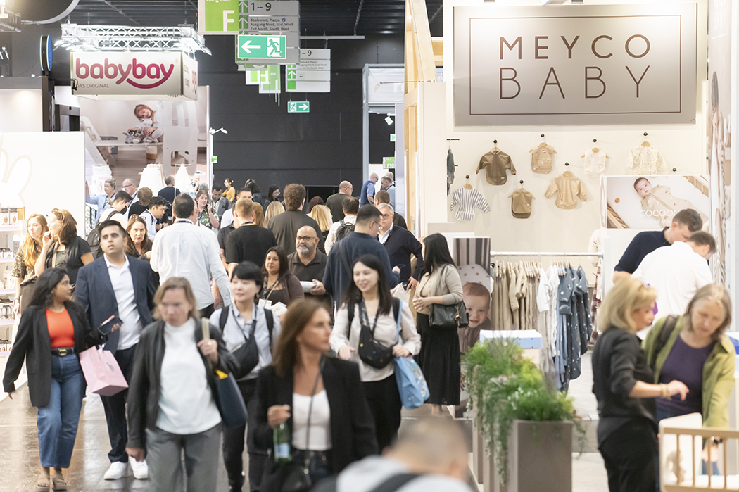 Menschenmenge auf einer Messe